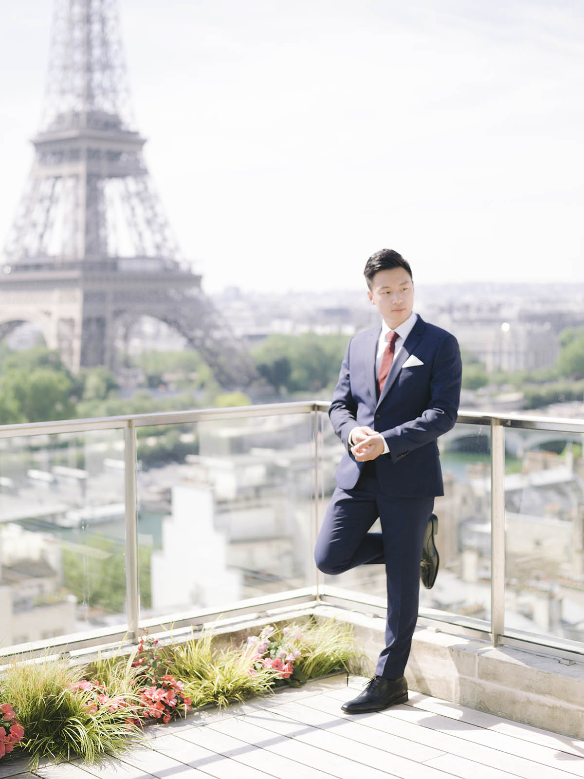 un homme est en costard sur la terrasse du shangri la à paris 